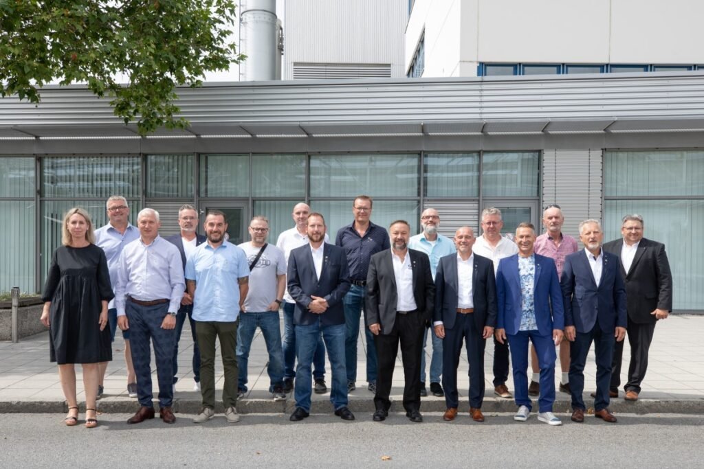 Ehrung für 25 Jahre bei BMW +++ 15 Mitarbeiterinnen und Mitarbeiter feiern Betriebsjubiläum im BMW Group Werk Landshut – Ehrung für 25 Jahre Betriebszugehörigkeit +++