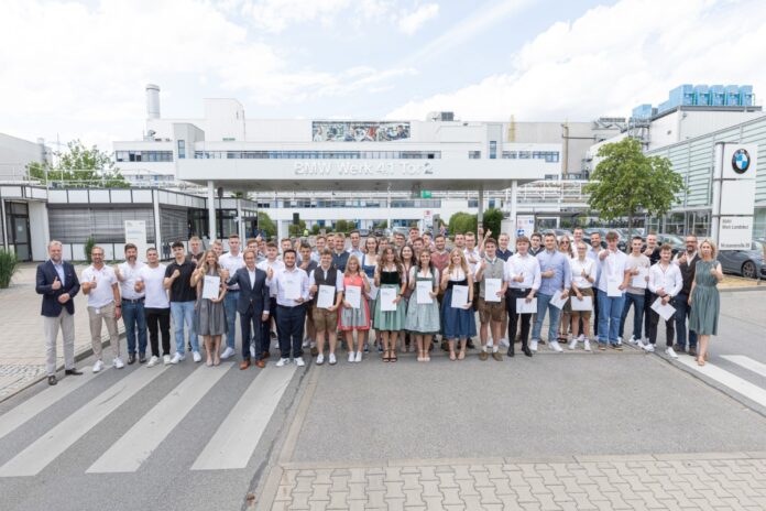 43 Nachwuchskräfte im BMW Group Werk Landshut freigesprochen