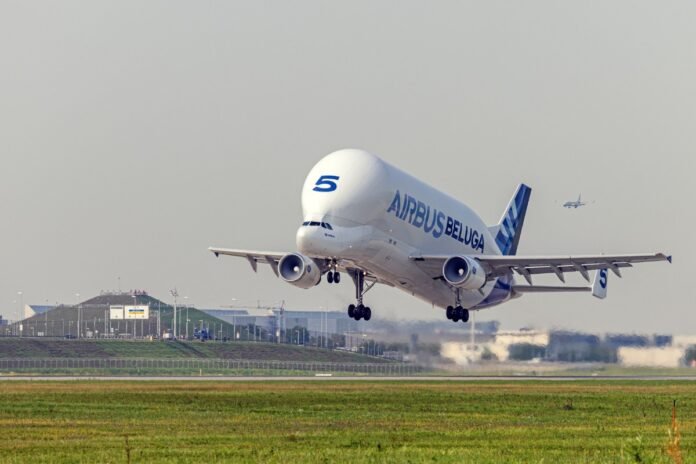 Supertransporter „Beluga“ befördert Rumpfsegmente ins Airbuswerk Finkenwerder