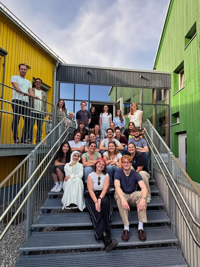 Junge Ärztinnen der Kinderklink Passau unterweisen die Studierenden.