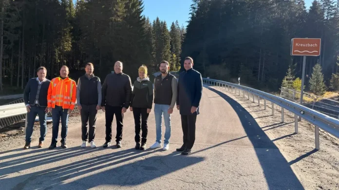 Neue Brücke über den Kreuzbach auf der FRG 13 am Fuße des Dreisessels fertiggestellt