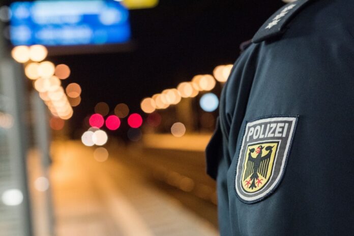 Bundespolizei ermittelt nach Sturz ins Gleis Mann fällt vom Bahnsteig - Zugbegleiter und Lokführer reagieren geistesgegenwärtig