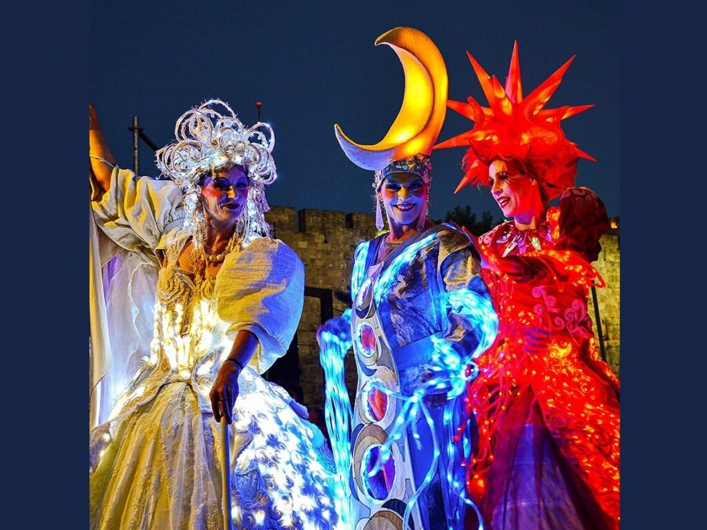 Mond und Sternenwesen auf dem Hofer Weihnachtsmarkt