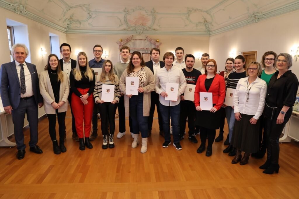 14 Nachwuchskräfte des Landratsamts Freising schließen ihre Ausbildung oder ihr duales Studium erfolgreich ab