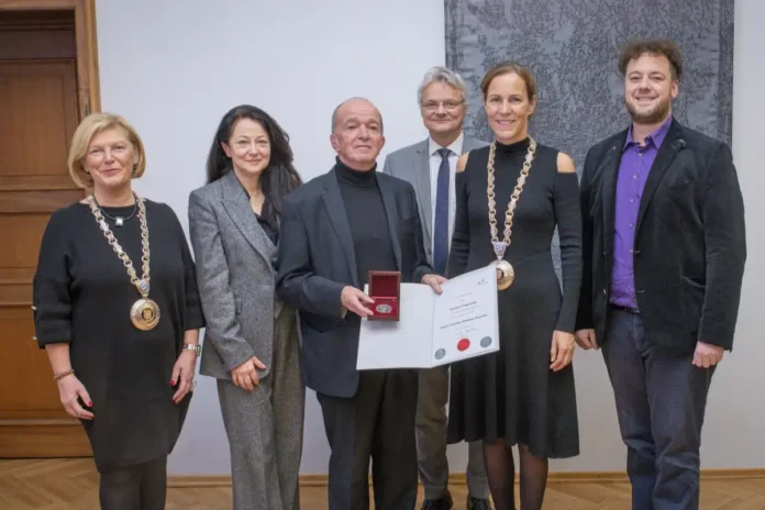 Dietmar Ungerank erhält die Johann-Christian-Reinhart-Medaille