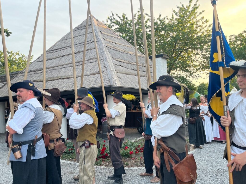 Mittelalter rockt Energiegeladener Auftritt von Totus Gaudeo – Schlossfest sehr gut besucht