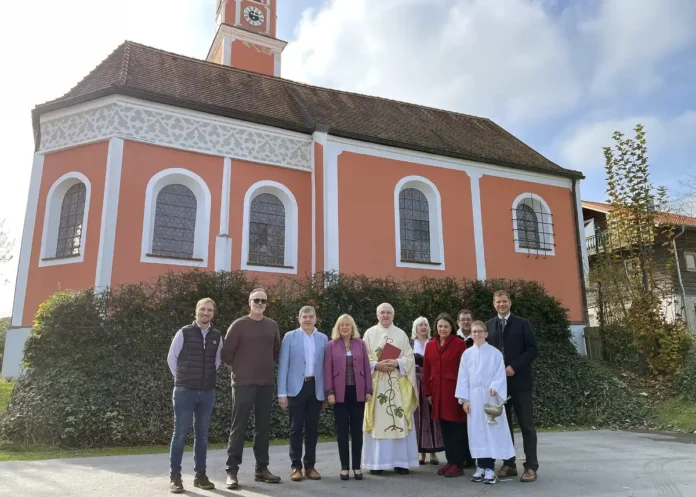 Neue Deutenkofener Kirchturmuhr gesegnet