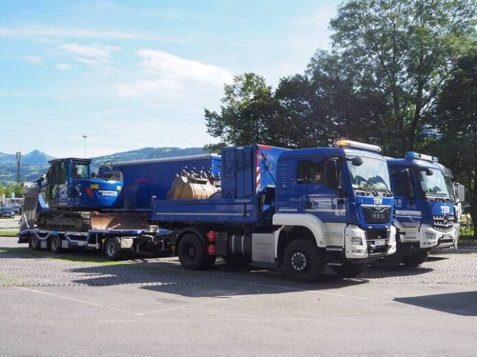 Nach Überschwemmungen in Slowenien: THW-Kettenbagger auf dem Weg