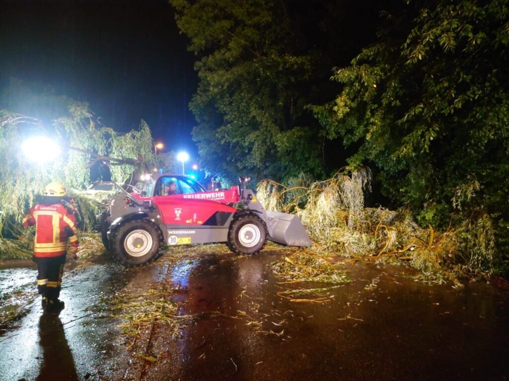 Weitere Sturmeinsätze der Landshuter Feuerwehr am Samstagabend und in der Nacht zum Montag