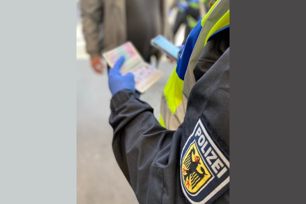 Mit gefälschten Papieren bei Grenzkontrollen gestoppt