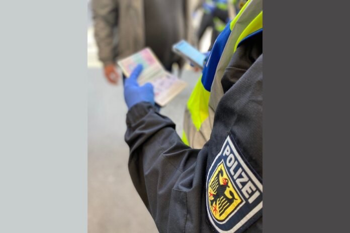 Mit gefälschten Papieren bei Grenzkontrollen gestoppt