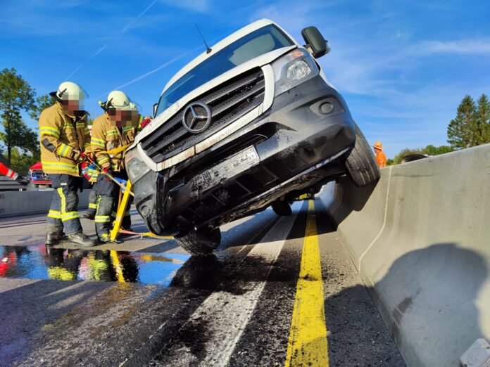 Verkehrsunfall auf der A 92 führt zu längerer Sperre und Stau