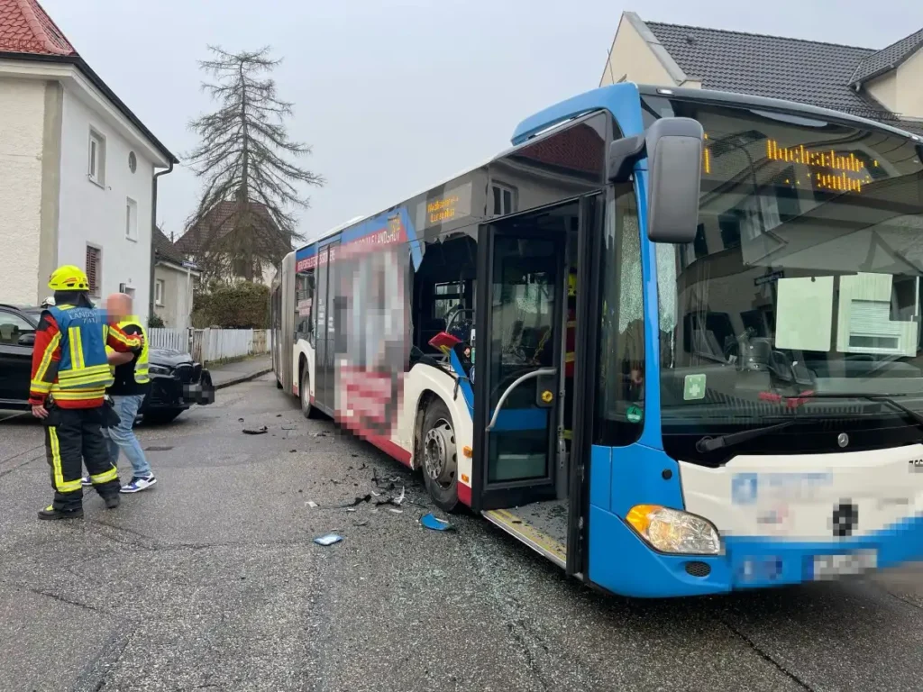 Unfall Landshut Bus und LKW