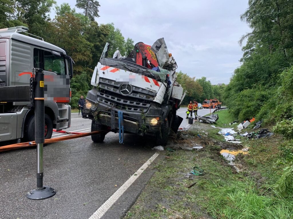 Rettung eines verunfallten LKW Fahrers stellt Einsatzkräfte vor große Herausforderungen Mehrere PKW durchbrechen Absperrungen