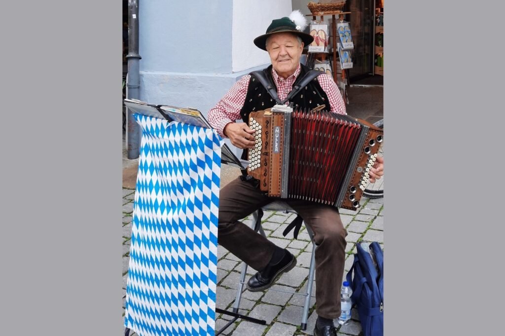 Musikalischer Grüner Markt Rosenheim. Auch im September geht es auf dem Grünen Markt auf dem Ludwigsplatz wieder musikalisch zu. Am Donnerstag, 14. September begleitet das musikalische Urgestein Beppo mit seiner steirischen Ziach den Einkauf von Schmankerln aus der Region, am Samstag, 23.September gibt dann die Vollholz Musi ihr musikalisches Stelldichein auf dem Grünen Markt und am Donnerstag, 28. September sorgt Schorsch mit seiner Ziach für musikalische Unterhaltung am Ludwigsplatz. Informationen zum kompletten Angebot des Grünen Markts, zu Öffnungszeiten und zu den einzelnen Standbetreibern gibt’s im Internet unter www.markt-rosenheim.de. Marktnahe Parkplätze findet man im Parkhaus P7 „Altstadt Ost“ in der Schmucken, nur wenige Minuten vom Ludwigsplatz entfernt. Fotos: Förderverein Markt am Ludwigsplatz