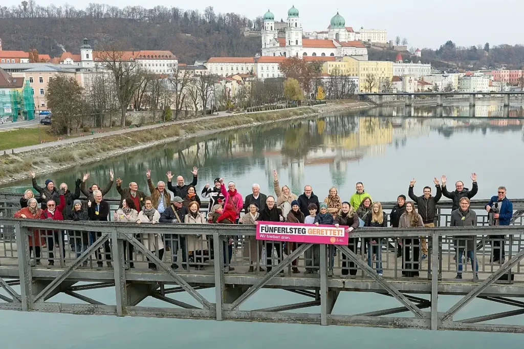Jubel auf dem Fünferlsteg Stadtrat Urban Mangold lädt zum „Freudenfoto" ein