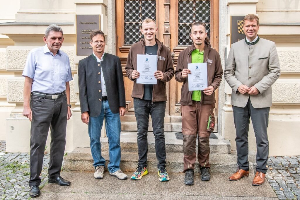 Bezirkstagspräsident Dr. Olaf Heinrich gratuliert zum erfolgreichen Abschluss