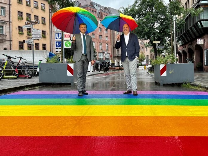 „Zebrastreifen“ in den Farben des Regenbogens