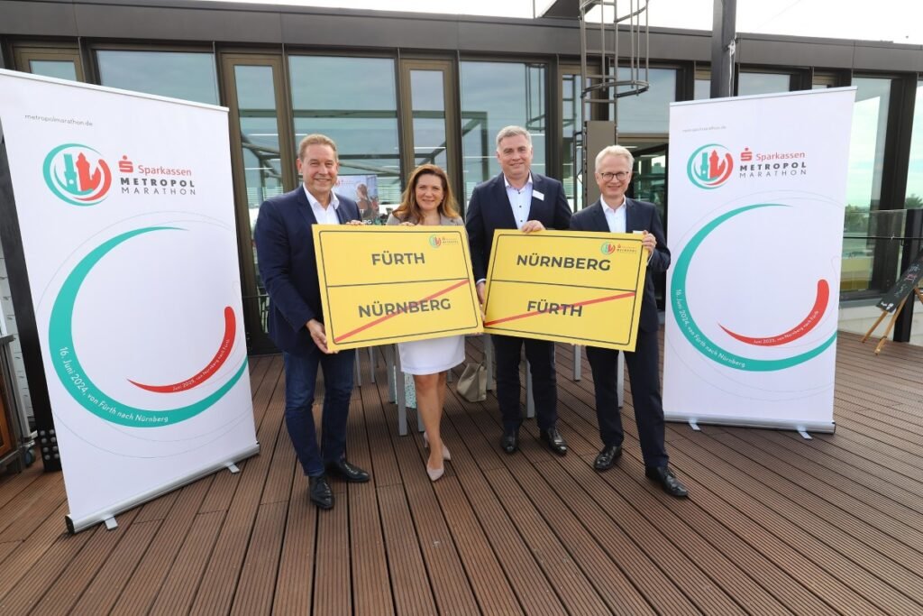 Mit der Pressekonferenz schalteten der Bürgermeister der Stadt Fürth, Markus Braun, und die Referentin für Schule und Sport der Stadt Nürnberg, Cornelia Trinkl, gemeinsam mit den Vertretern der Sparkasse Fürth, Adolf Dodenhöft, und der Sparkasse Nürnberg, Dr. Michael Kläver (v. li. ), das Anmeldeportal im Internetauftritt des Sparkassen Metropolmarathons am Sonntag, 16. Juni 2024, frei.