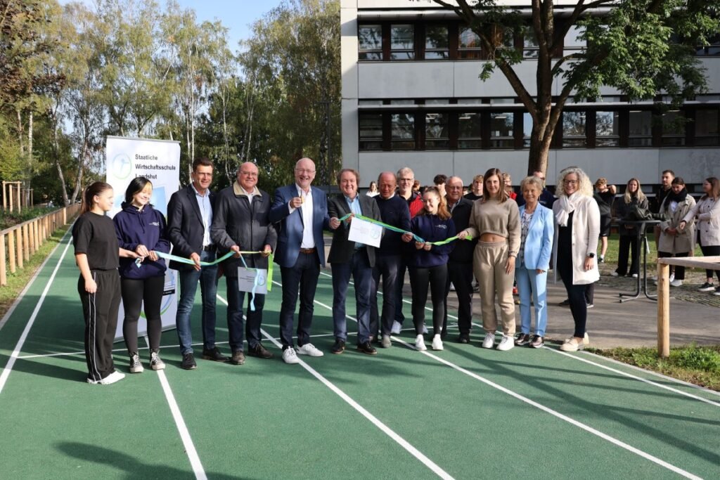 PM Stadt - Außenanlagen der Staatlichen Wirtschaftsschule übergeben