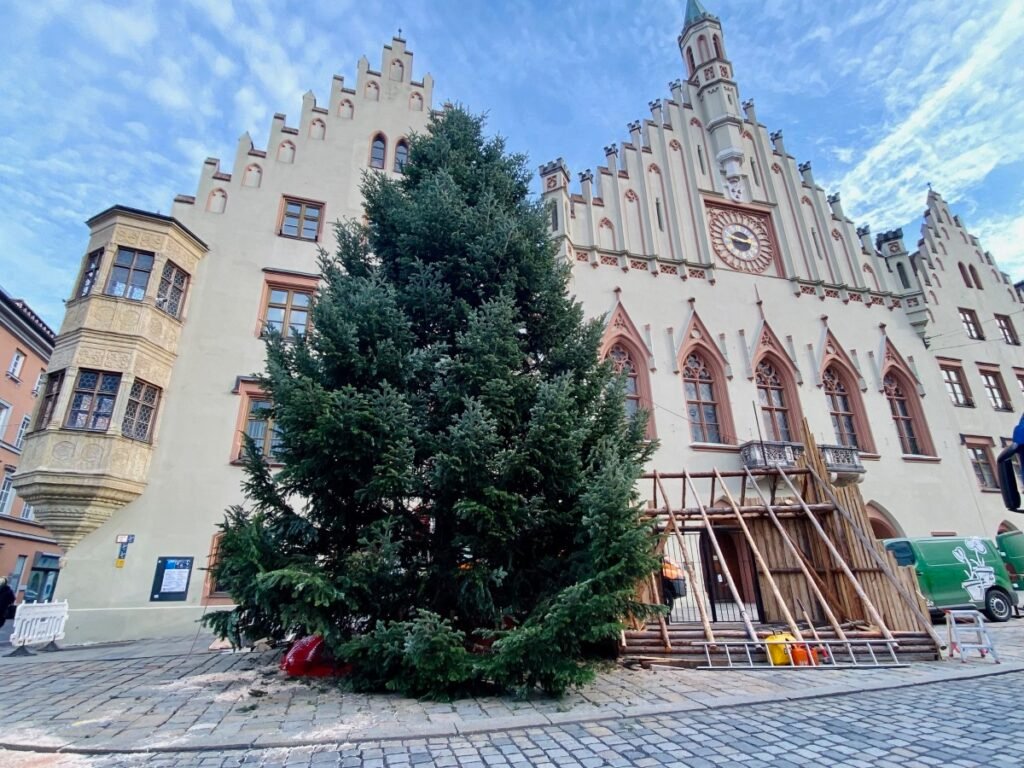 PRACHTVOLLER CHRISTBAUM SCHWEBT VOR DEM RATHAUS