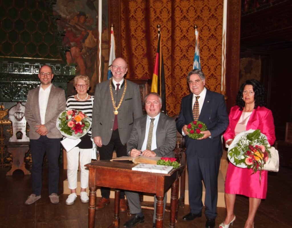 Italienischer Generalkonsul trägt sich ins Goldene Buch ein