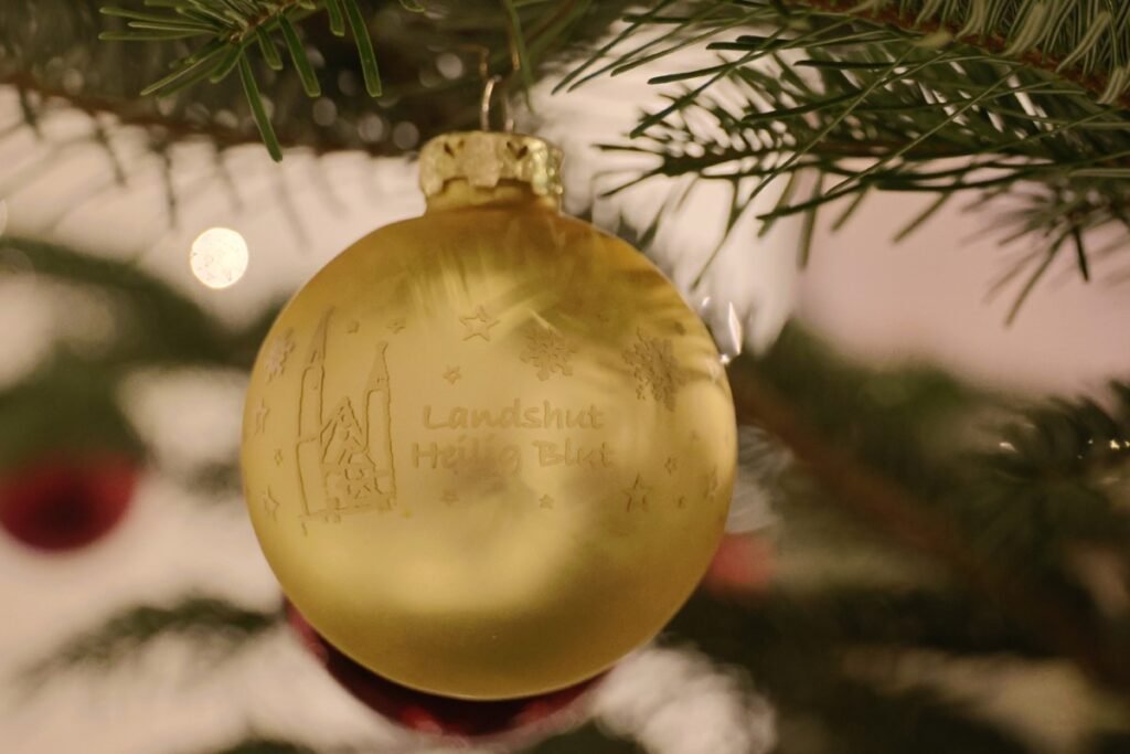 Pfarrkirche Heilig Blut als Weihnachtsschmuck