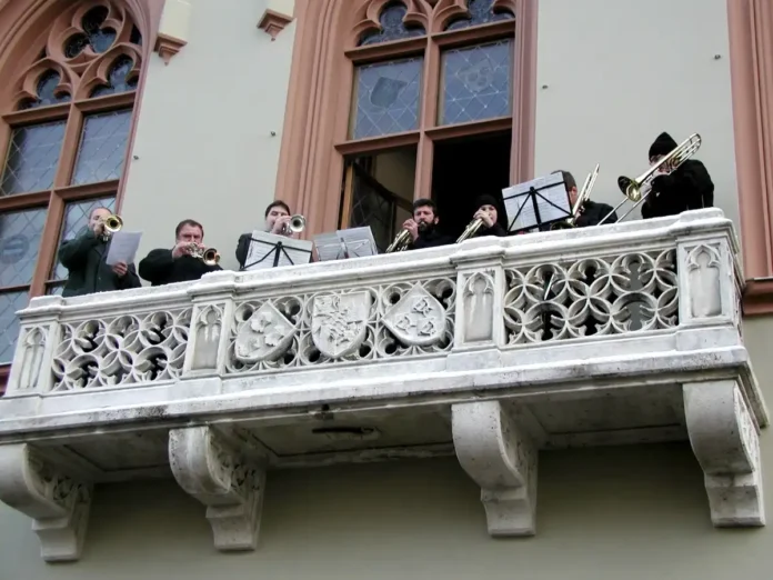 TURMBLÄSER SPIELEN ZUM NEUEN JAHR AUF DEM RATHAUSBALKON