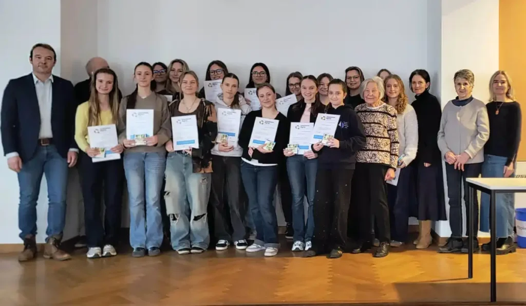 Jugendliche begleiten Senioren in die digitale Welt